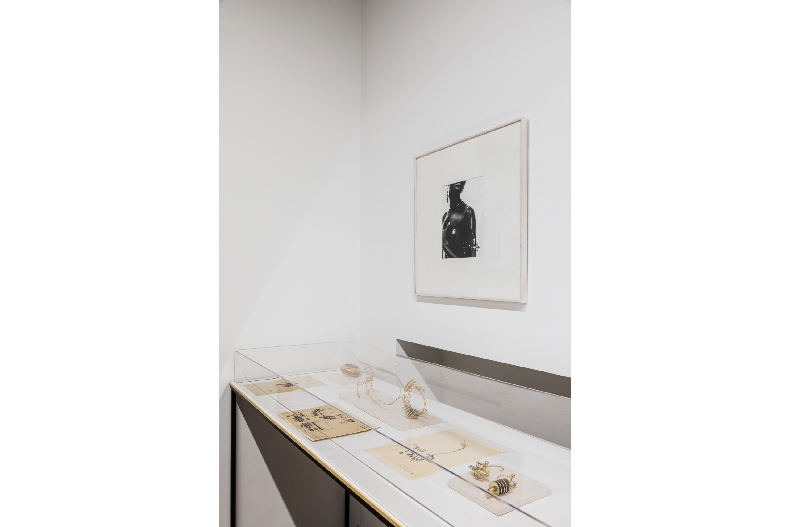 installation view, Arnaldo Pomodoro: il movimento possibile, curated by Alberto Salvadori, in collaboration with Fondazione Arnaldo Pomodoro, Cortesi Gallery Milano, 2024 - Ph. Fabio Mantegna